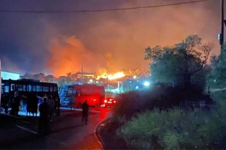 Νύχτα κόλασης στη Λέσβο : Στις φλόγες το ΚΥΤ της Μόριας λόγω… κοροναϊού – Στον δρόμο οι κάτοικοι
