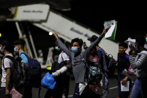 Θεσσαλονίκη : Εφτασαν τη νύχτα τα πρώτα 165 προσφυγόπουλα από τη Μόρια