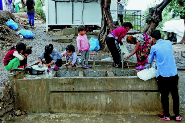 Μόρια: Τρεις διμοιρίες ΜΑΤ μεταβαίνουν από την Αθήνα στη Λέσβο
