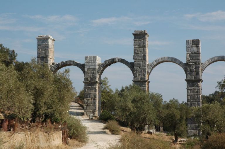 Μόρια Λέσβου : Η Μορία Ελαία, το αρχαίο λατομείο και το ρωμαϊκό υδραγωγείο