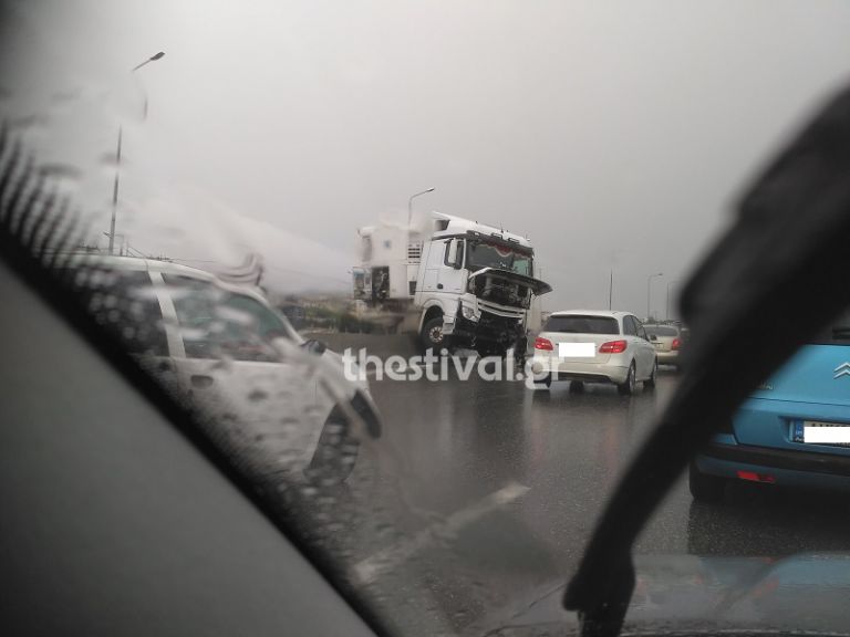 Τροχαίο στο Δερβένι Θεσσαλονίκης – Δίπλωσε νταλίκα