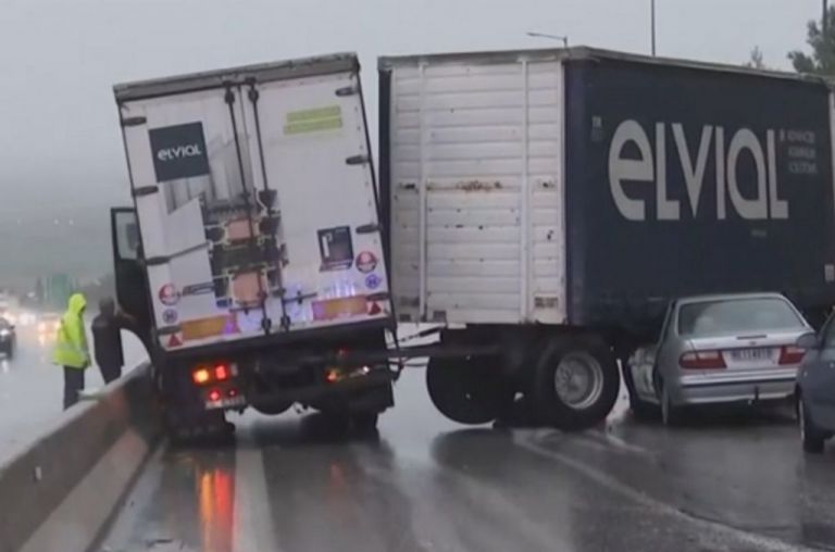 Δερβένι: Βγήκε να βοηθήσει σε τροχαίο και σκοτώθηκε