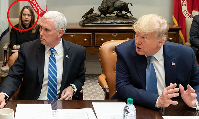 Πρώην βοηθός του Πενς κατακεραυνώνει τον Τραμπ για τον κοροναϊό και ψηφίζει Μπάιντεν