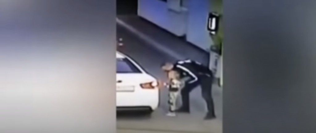 Ανατριχιαστικό βίντεο: Καρέ καρέ η απαγωγή 4χρονης σε βενζινάδικο