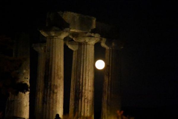 Εντυπωσιακές εικόνες από την «Πανσέληνο του Καλαμποκιού»