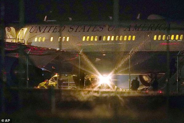 Τρόμος στο Air Force Two : Αναγκαστική προσγείωση σε πτήση με τον αντιπρόεδρο Πενς