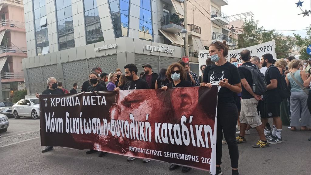 «Ο Παύλος ζει, τσακίστε τους ναζί»: Πλήθος κόσμου στην αντιφασιστική πορεία στο Κερατσίνι