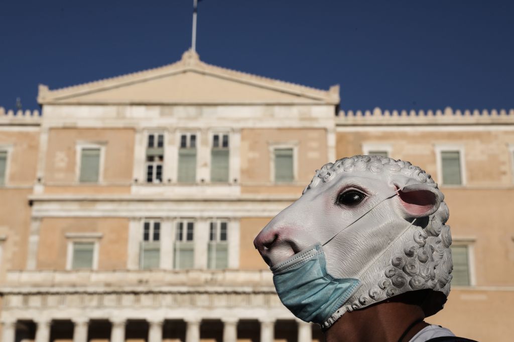Κοροναϊός : «Πονοκέφαλος» οι συνωμοσιολόγοι και στην Ελλάδα – Το 44% δεν θέλει να κάνει το εμβόλιο