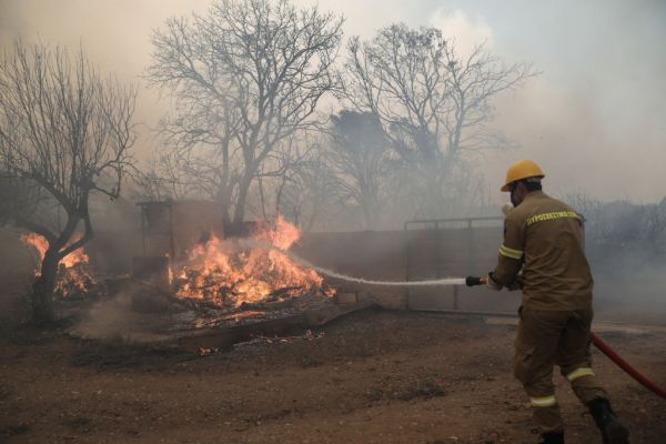 Φωτιά στην Ανάβυσσο : Υπό έλεγχο τα μέτωπα – Ερευνα για εμπρησμό