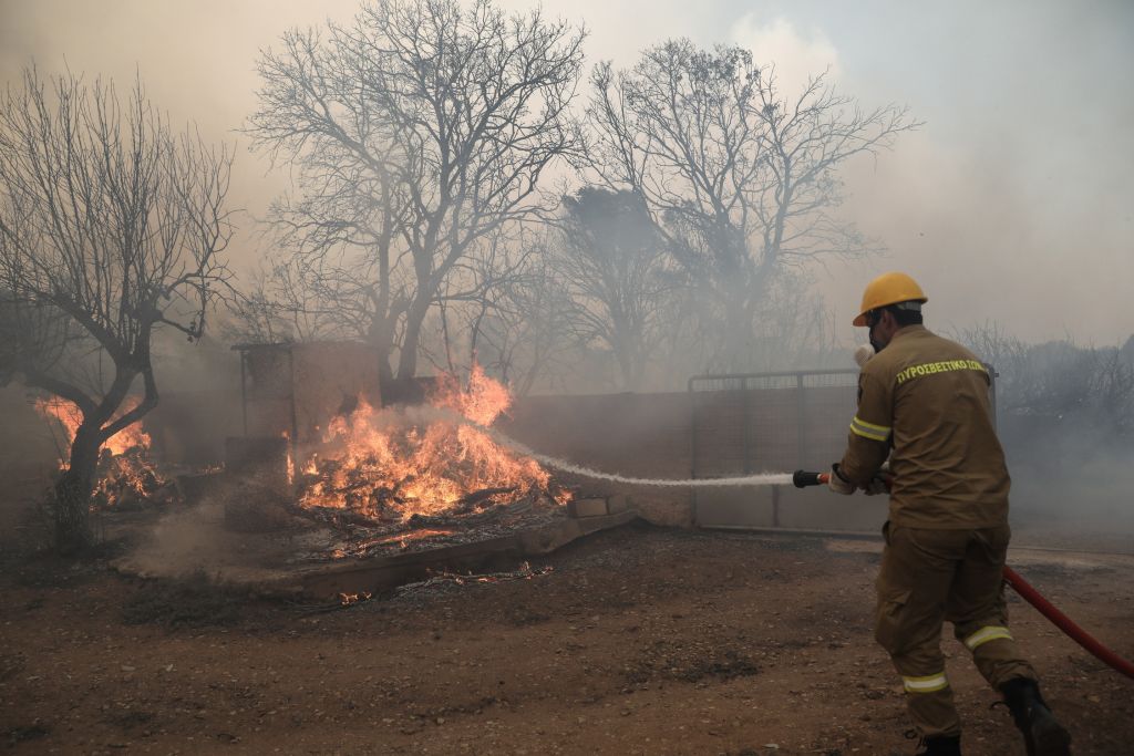 Φωτιά στην Ανάβυσσο : Υπό έλεγχο τα μέτωπα - Ερευνα για εμπρησμό