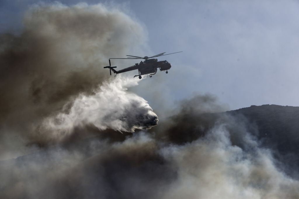 Φωτιά σε Πάρνηθα και Ραφήνα: Εκκενώνεται οικισμός - Μάχη με τις φλόγες