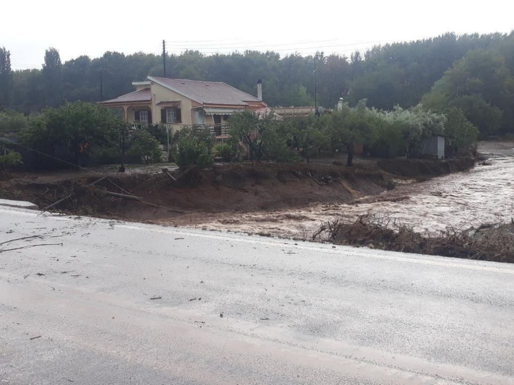 Ιανός: Συναγερμός στη Φθιώτιδα – Εγκλωβισμένοι άνθρωποι σε σπίτια και αυτοκίνητα