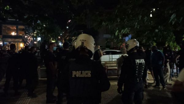 Κοροναϊος : Εκκένωση πλατείας στο Παγκράτι (video και φωτο)
