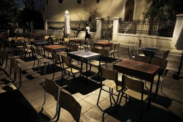 Μεταμεσονύκτια διαμαρτυρία από καταστηματάρχες στο Σύνταγμα – Τι ζητούν