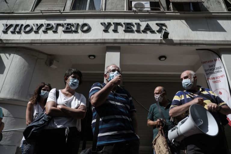 Η κοινωνία δεν είναι εχθρός