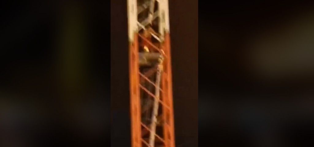 Συναγερμός στον Πειραιά: Άνδρας ανέβηκε σε γερανό και απειλεί να πέσει στο κενό