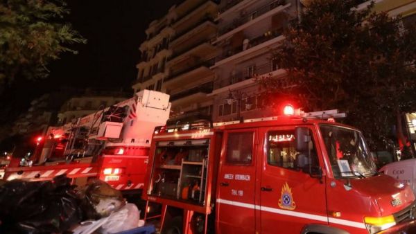 Πυρκαγιά στους Αμπελόκηπους : Γυναίκα ανασύρθηκε χωρίς τις αισθήσεις της – Επιχείρηση απεγκλωβισμού