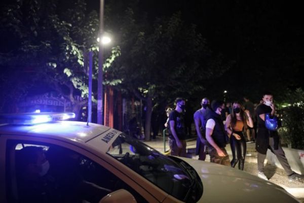 «Σαφάρι» της ΕΛ.ΑΣ. στις πλατείες της Αττικής – Έπεσαν τα πρώτα πρόστιμα