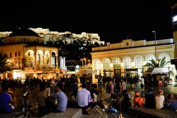Κοροναϊός: O συνωστισμός καλά κρατεί στις πλατείες – Πολυκοσμία παρά τα κλειστά περίπτερα