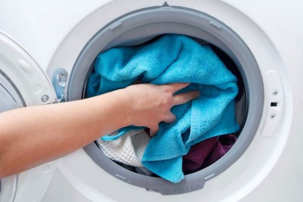 Περιβάλλον : Ολοένα και μεγαλύτερη η ρύπανση από το πλύσιμο των συνθετικών ρούχων