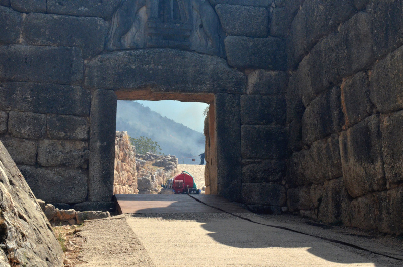 Μυκήνες : Μαύρος ο αρχαιολογικός χώρος – Συγκλονιστικό βίντεο από ψηλά