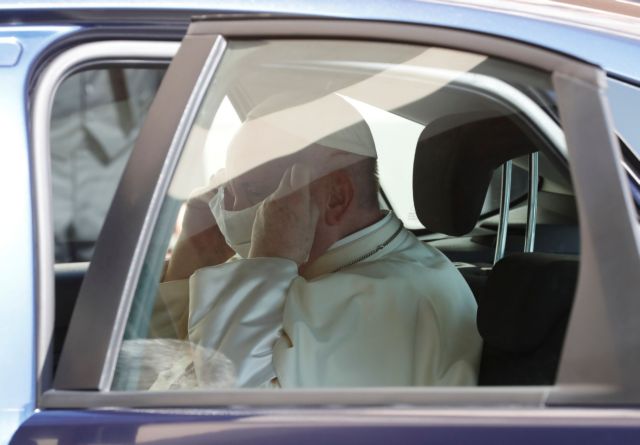 Ο πάπας Φραγκίσκος εθεάθη για πρώτη φορά με μάσκα