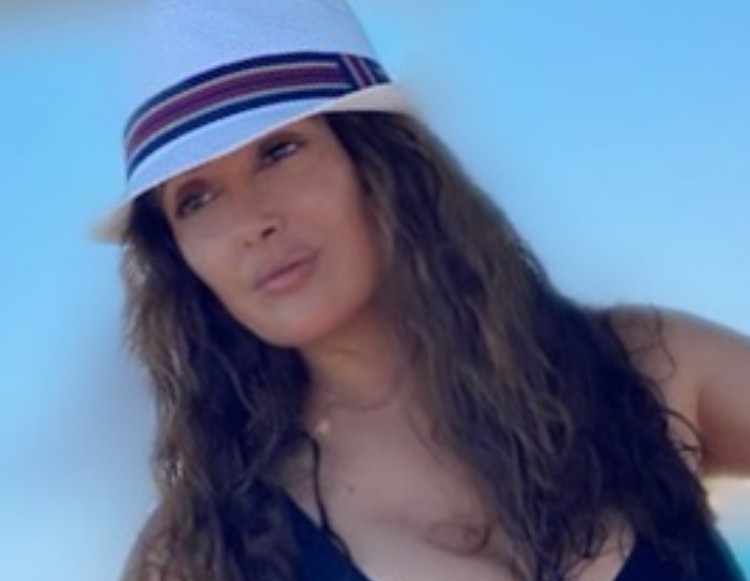 Σάλμα Χάγιεκ : Χορεύει «Ζορμπά» και βάζει φωτιά στο Instagram