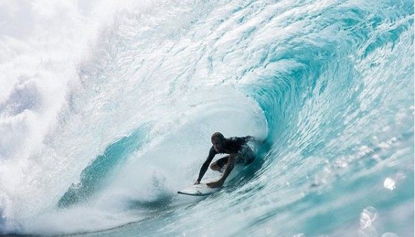 Απίστευτο κι όμως αληθινό: Τεράστιο κύμα έστειλε μια σανίδα του σερφ από τη Χαβάη… στις Φιλιππίνες