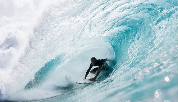 Απίστευτο κι όμως αληθινό: Τεράστιο κύμα έστειλε μια σανίδα του σερφ από τη Χαβάη… στις Φιλιππίνες