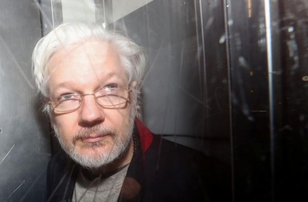 Ασάνζ: Αναστολή του αμερικανικού αιτήματος έκδοσής του λόγω κοροναϊού
