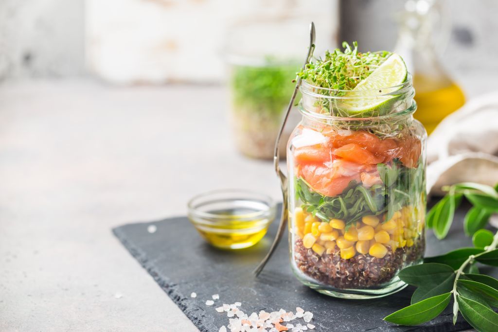 Σαλάτα σε… βάζο : H νέα τάση που κάνει τα γεύματά μας πιο υγιεινά