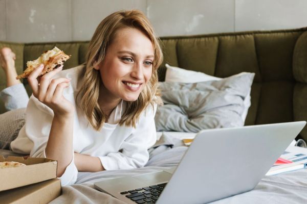 Πώς επηρεάζει τον ύπνο σας το φαγητό αργά το βράδυ