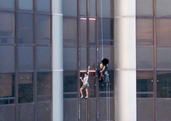 Συνελήφθη την ώρα που σκαρφάλωνε χωρίς σκοινιά σε ουρανοξύστη στο Παρίσι