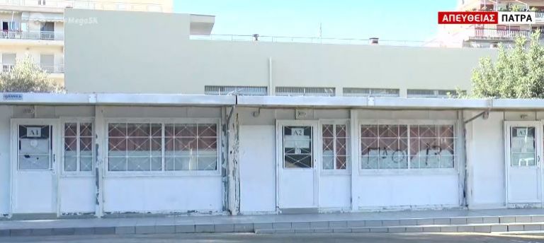 Σε κοντέινερ και χωρίς μάσκες οι μαθητές στην Πάτρα