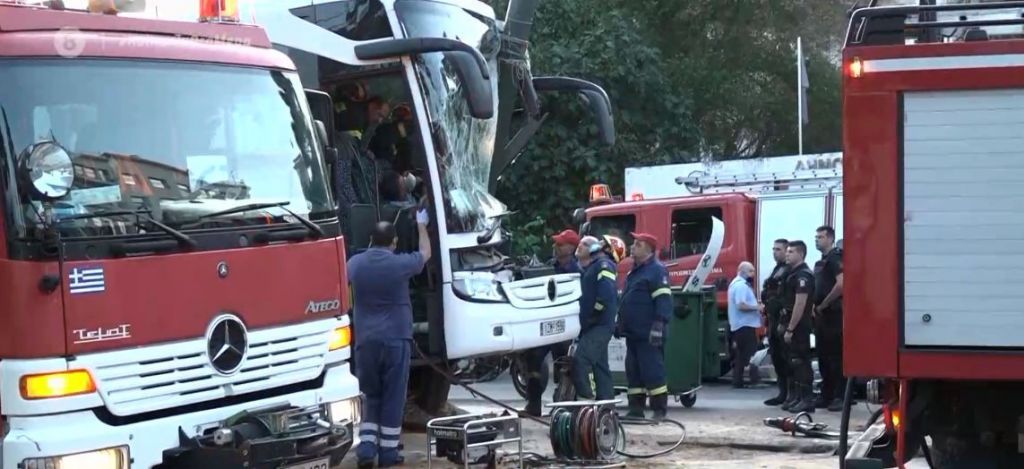 Πειραιάς: Σοβαρό τροχαίο στην Ακτή Μιαούλη – Λεωφορείο καρφώθηκε σε κολόνα