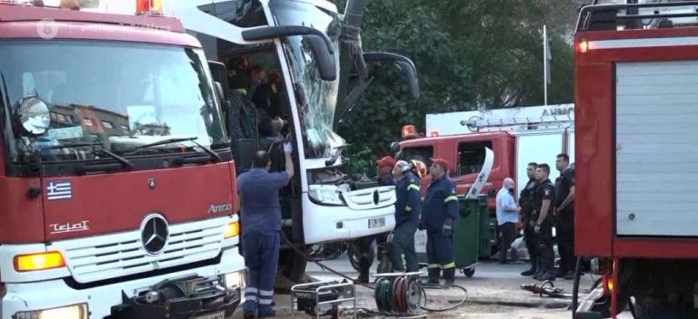 Πειραιάς: Σοβαρό τροχαίο στην Ακτή Μιαούλη – Λεωφορείο καρφώθηκε σε κολόνα