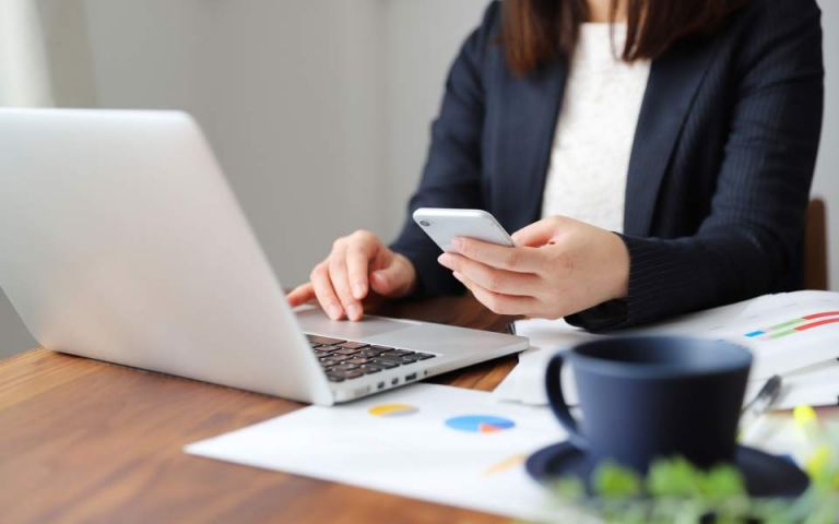 Κοροναϊός : Τι θα ισχύσει για μισθούς και συμβάσεις στην τηλεργασία