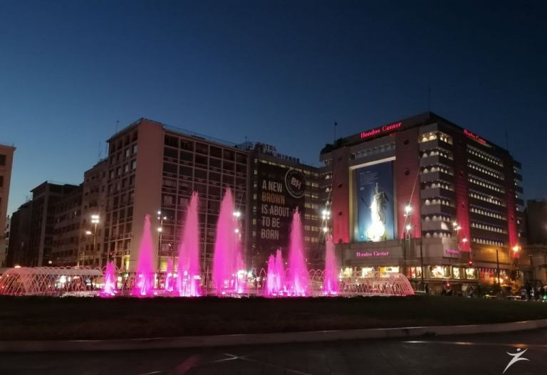 Το συντριβάνι της Ομόνοιας έγινε ροζ για τον καρκίνο του μαστού