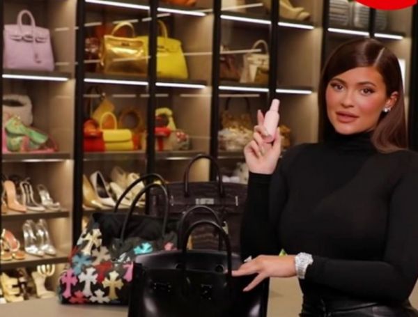 Κάιλι Τζένερ: Αποκάλυψε τι έχει πάντα μέσα στην τσάντα της