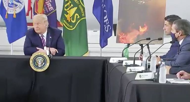 Ο Τραμπ γελώντας από την κόλαση της Καλιφόρνιας με τους δεκάδες νεκρούς : «Στο τέλος θ’ αρχίσει να δροσίζει»