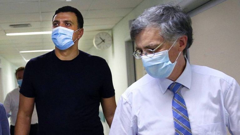 Κινητές μονάδες ΕΟΔΥ στην Κυψέλη παρουσία Κικίλια και Τσιόδρα – Τι δήλωσε ο καθηγητής για νέα μέτρα