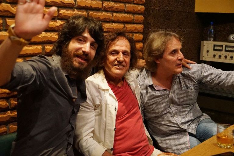 «Σπασμένο ρόδι»: Νέο τραγούδι με τον Βασίλη Παπακωνσταντίνου και τον Άγγελο Θεοδωράκη