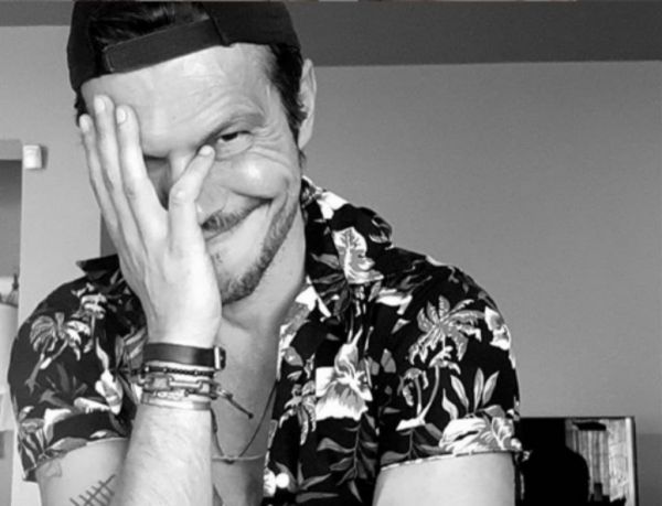 Ιωάννης Παπαζήσης: Σπάει το τζάμι ενός αυτοκινήτου σε βίντεο στο Instagram