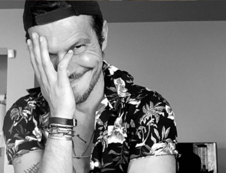 Ιωάννης Παπαζήσης: Σπάει το τζάμι ενός αυτοκινήτου σε βίντεο στο Instagram