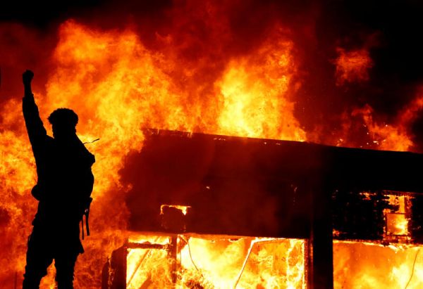 ΗΠΑ : Ο Μπαρ ζητά να διώκονται οι βίαιοι διαδηλωτές για στάση κατά τη κυβέρνησης