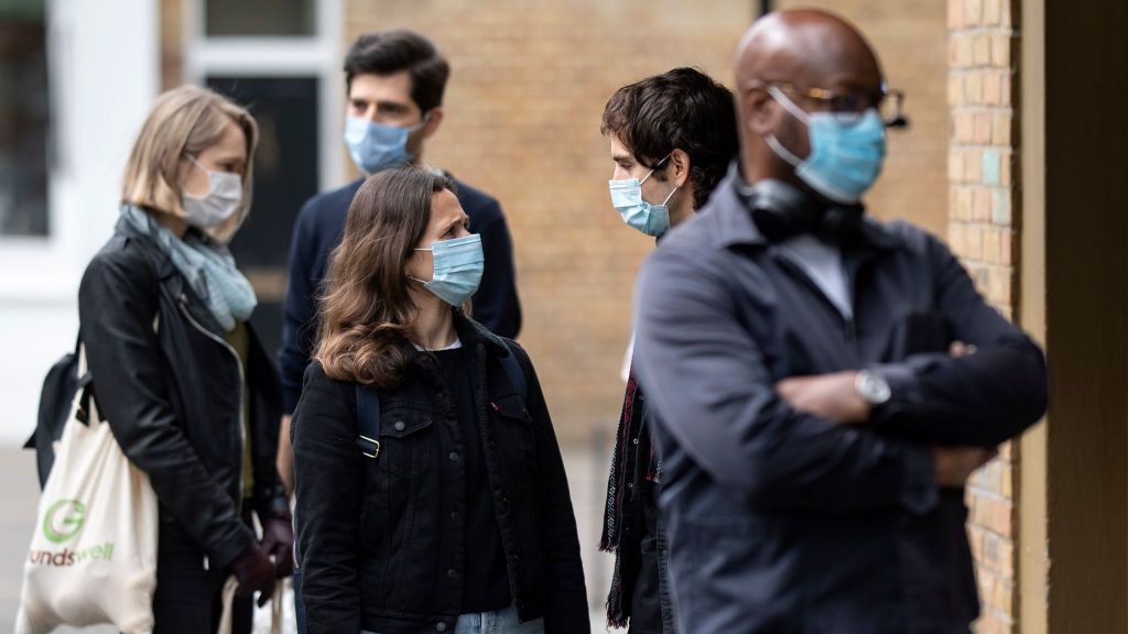 Συγκλονιστικό μήνυμα από τους γιατρούς στη Βρετανία: «Bάλτε τη γα…νη τη μάσκα!»