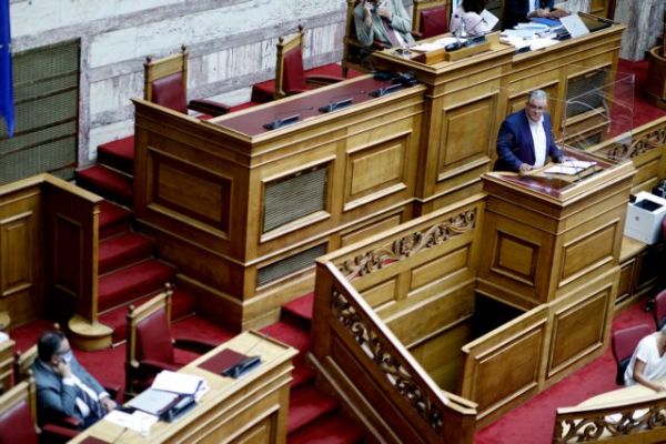 Ψηφίζονται σήμερα στη βουλή οι απλήρωτες υπερωρίες και οι μειώσεις στα δώρα