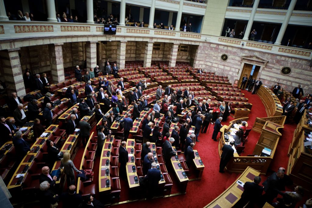 Βουλή : Κυκλώνας αντιπαράθεσης για τη Συμφωνία των Πρεσπών στη συζήτηση για τον Ιανό