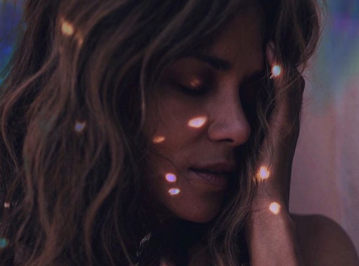 Χάλι Μπέρι : Ποζάρει με μαγιό και το Instagram παίρνει «φωτιά»