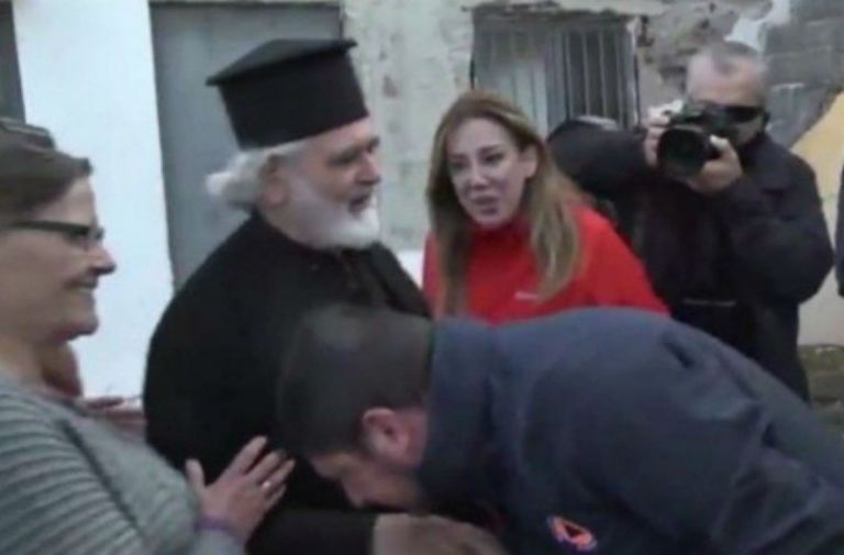 «Μη φοβάσαι πάτερ, να σε μυρίσει θέλει»: Συνεχίζεται ο σάλος στο Twitter για το «φάουλ» Χαρδαλιά